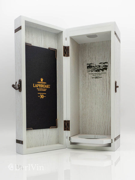 Whisky Verpackung geöffnet Laphroaig 30 Jahre Islay Single Malt Scotch Whisky Frontansicht