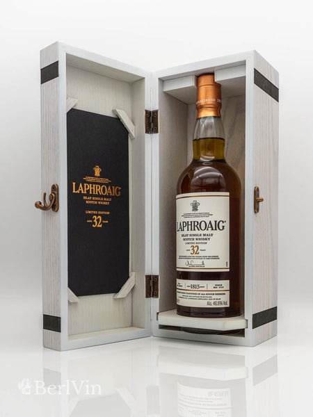 Whisky Laphroaig 32 Jahre Islay Single Malt Scotch Whisky mit Verpackung geöffnet Frontansicht