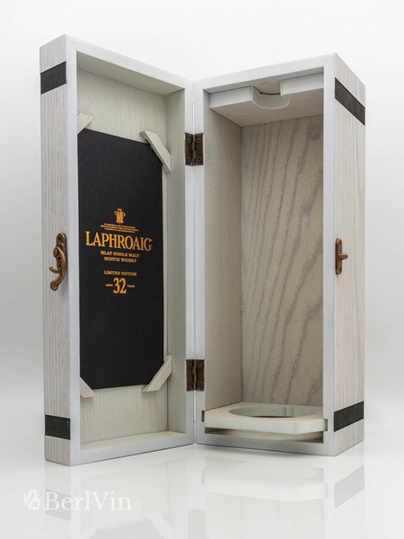 Whisky Verpackung geöffnet Laphroaig 32 Jahre Islay Single Malt Scotch Whisky Frontansicht